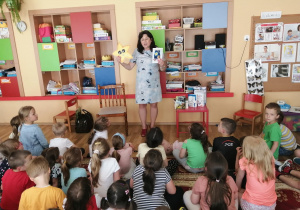 "Przygody małej Gwiazdeczki" zaciekawiły nawet starsze przedszkolaki. Dzieci uważnie słuchają jak autorka książki streszcza jej treść.